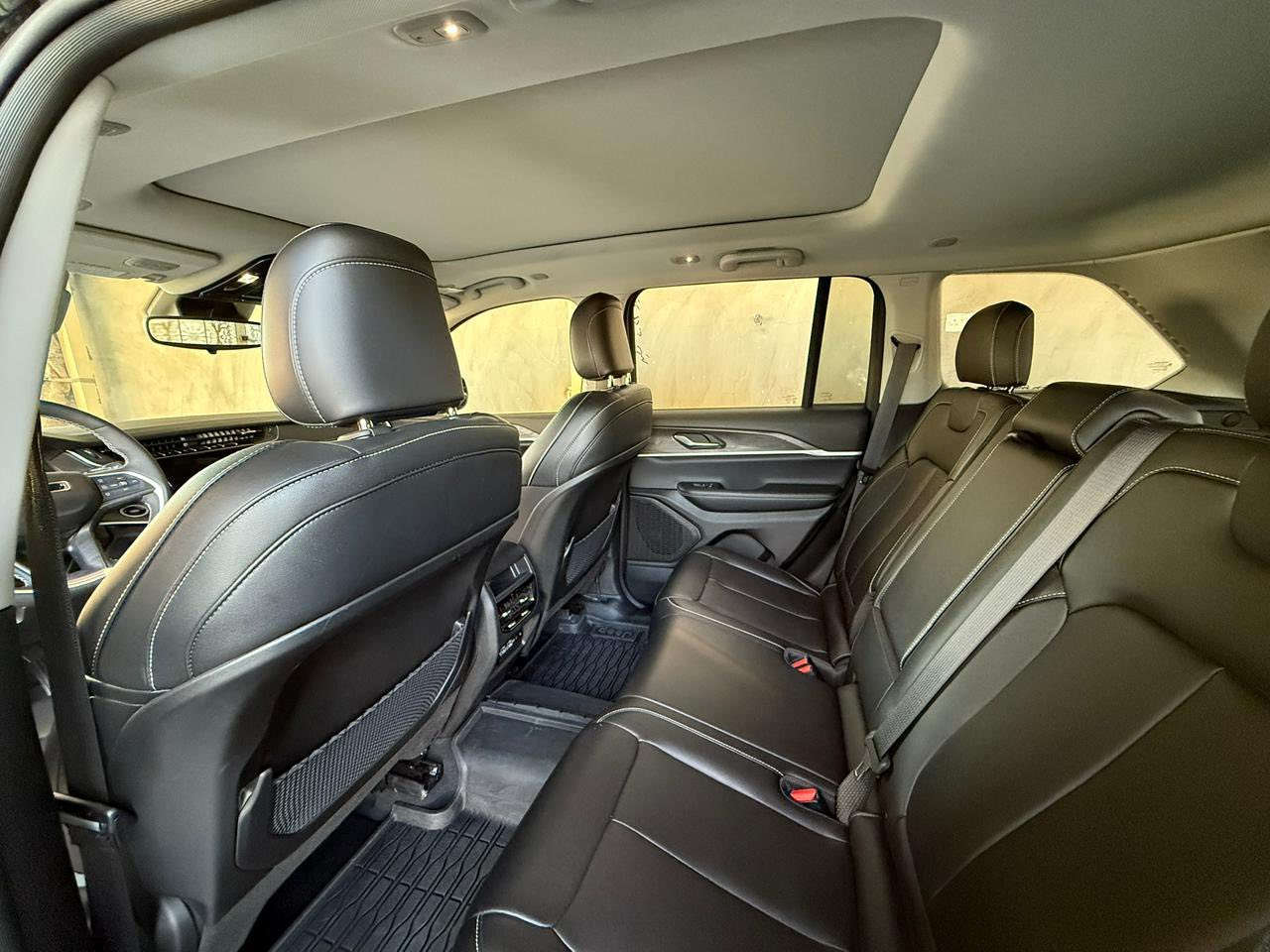 السلام عليكم شباب جيب كراند شيروكي لمتد  2024 مواصفات
الوارد:امريكي كلين بدون ضرر تبديل جاملغ وبنيد نفس اللون اصلي
ماشيه 27
👥 عدد المقاعد: 5راكب

🔧 المواصفات الفنية

1-محرك V6 سعة 3.6 لتر

2-ناقل حركة أوتوماتيك 8 سرعات

‎🚦 أنظمة القيادة والذكاء
✔ قيادة شبه ذاتية
✔ تثبيت سرعة ذكي (Adaptive Cruise Control)
✔ تحديد المسار
✔ تحذير الخروج عن المسار + تصحيح تلقائي
🛡️ السلامة والمساعدة
✔ حساسات أمامية + خلفية + جانبية

✔ مراقبة النقطة العمياء
✔ فرامل تلقائية للطوارئ
✔ مساعد الركن الأوتوماتيكي
🛋️ الداخلية والفخامة
✨ تدفئة وتبريد للمقاعد الأمامية والخلفية
✨ تدفئة المقود
✨ إنارة محيطية داخلية متعددة الألوان
✨ مراية وسطية كاميرا رقمية
✨ مرايا جانبية ووسطية تعتيم أوتوماتيك

📱 التقنيات

🔑 دخول ذكي

🚀 تشغيل عن بعد

🖐️ بصمات أبواب (5 بصمات)

📺 شاشة وسطية كبيرة Uconnect

📱 Apple CarPlay & Android Auto

📶 Wi-Fi / Bluetooth / USB

🎨 الخارجية
🤍 لون السيارة: أاسود
🔆 إضاءة LED كاملة

#السعر355$
بغداد الدوره هوررجب 

رقمي ☎️ ‭0783 670 3888‬ بيه وات ساب
