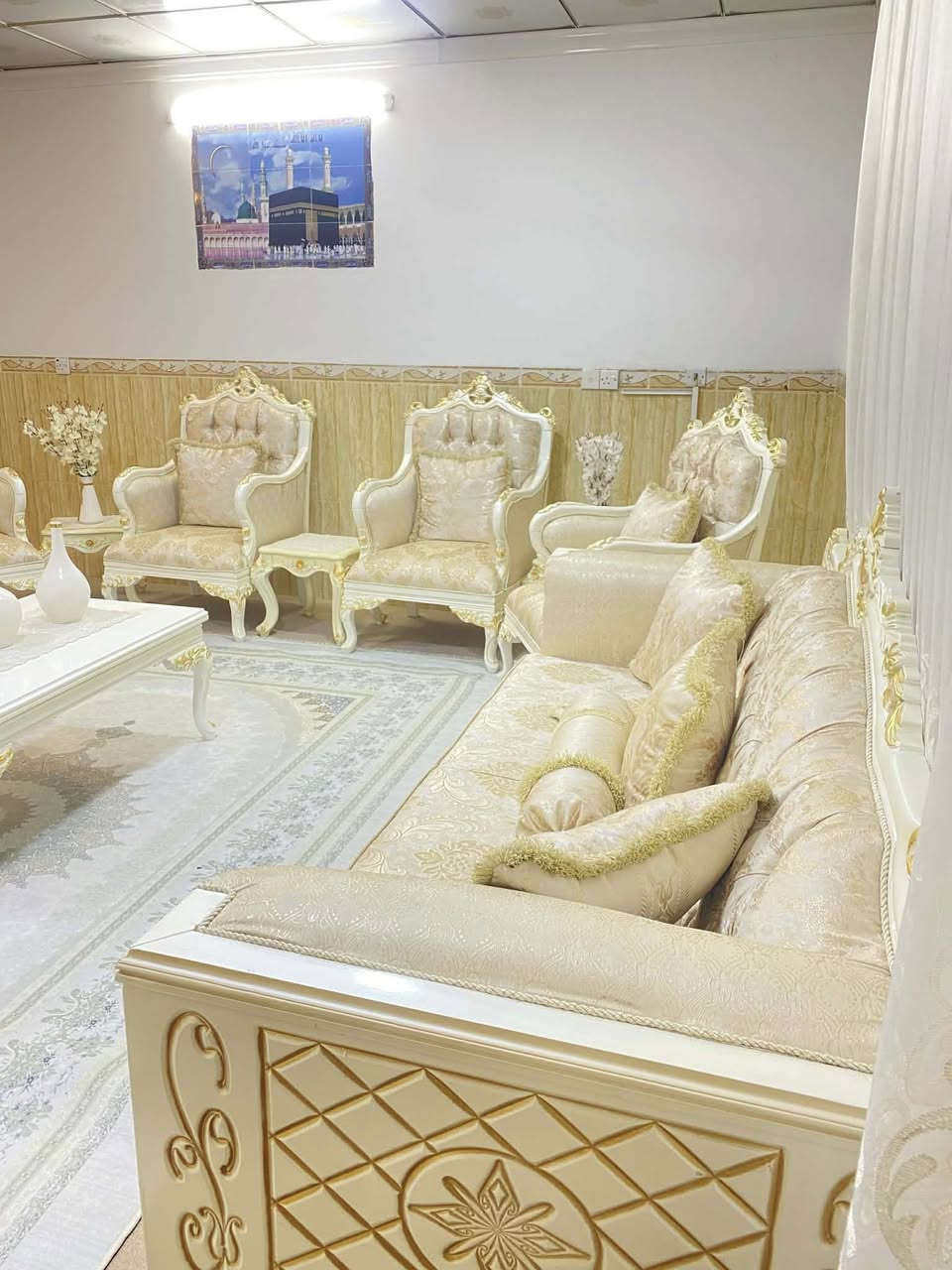 قەنەفەی ١٠ نەفەری کلاسیک
زۆر خاوێنە و زۆر زۆر کەم بەکارهاتووە
تاخم قەنەفە + مێزی تەلەفیزیۆن+  ٤ تەپڵە و مێزی ناو قەنەفە
١٢ وەرەقە و مەجال
ناونیشان: هەولێر
ژمارەی مۆبایل:***********
