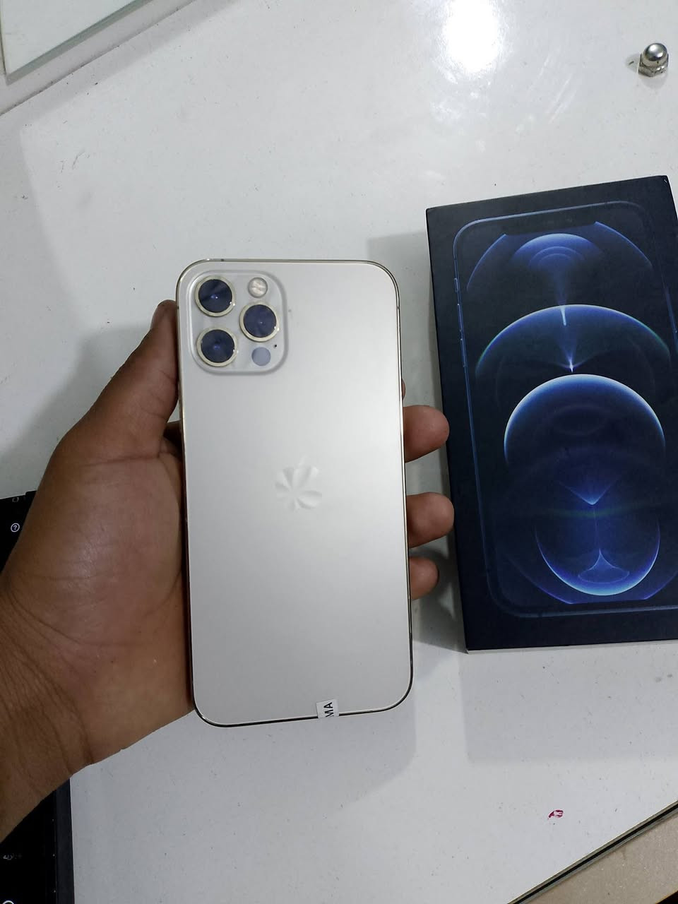 ایفون 12 برو فقط مکفول نظافه 100 بطاريه92 السعر650 مکان رميثه  الهلايچيه***********
