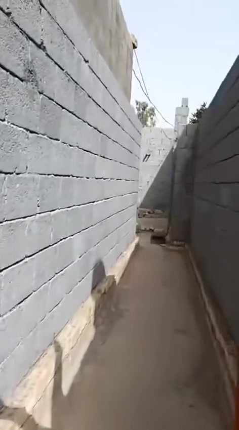 السلام عليكم
هيكل خلفي للبيع 
كنطره السلام شارع المدرسي قرب المصري 
مساحته 65مترا 
بناء حديث ارضيه كله رفت 
عقد زراعي مكاتبه مع صاحب الارض
خدمات كامله ماء وكهرباء ومجاري والانترنت 
يصلح سكن أو حسينيه 
سعر الهيكل 18مليون وبيه مجال للشراي
رجاء للمو شراي لا يعلق ولايراسل ولايكسر بسعر 
ملاحظه البيت خلفي يعني ممر وتدخل
نفس ماموضح بالفيديو اوصور  
رقم صاحب هيكل ***********
