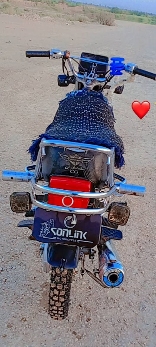 سلام عليكم دراجه تايكر للبيع موديل 2021 كهربائيات كلها شغالة دراجه نضيفه احلا من الصوره محرك خير من الله مناقصها اي شي اوراق كامله مكاني ديالى دلي عباس شروين 
اي استفسار اتصل هـ***********
