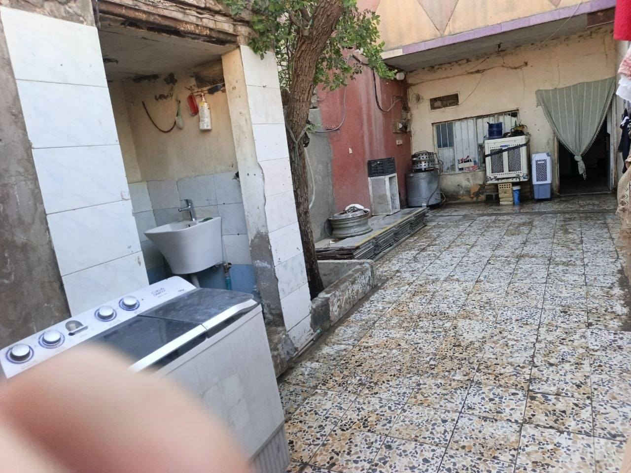 السلام عليكم بيت 110 متر  غرفه فوك + ستقبال +صاله + غرفه
عنوان الحميديه بل بدايه قرب حسينيه عل مشروع  *********** تصال عل رقم سعره 35 وبي مجال
