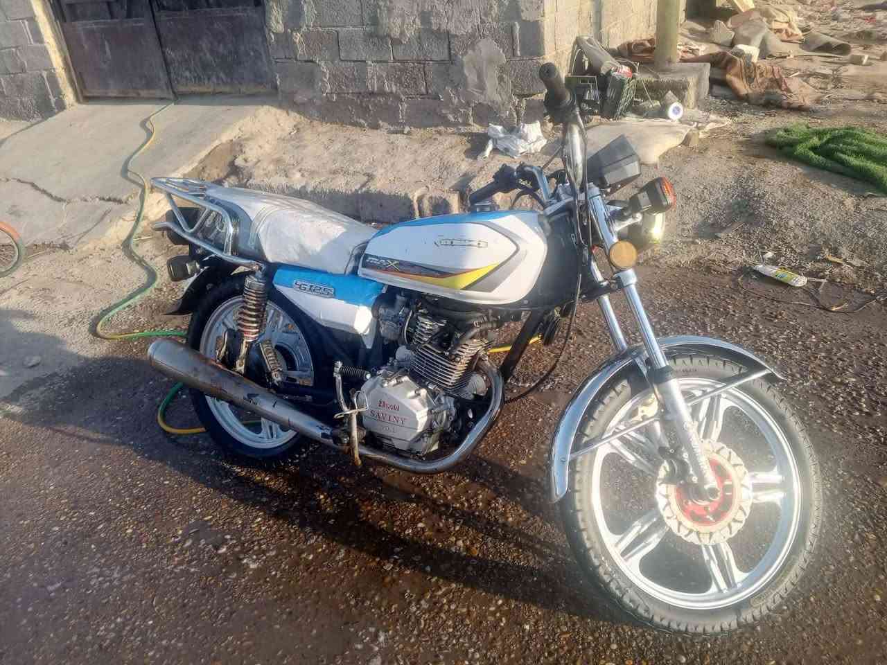 سلام عليكم دراجة سيفان محرك نضيف كهربيات كله شغاله سلف هندر  22 اوراق اصولي السعر 400 وبيها مجال 
مكان بغداد حي اور ***********
