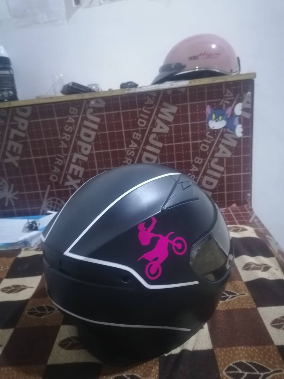 خوذه للبيع اصليه مو تجاريه فقط الوشمات لزك السعر خاص رقمي *********** توصيل موجود
