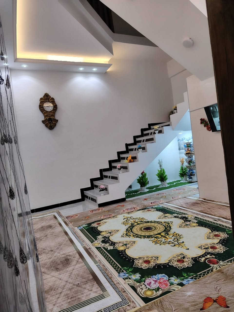 للبيع مشتمل طابو زراعي صرف سند25 / 100م مربع ركن خلف نون مول كل الخدمات متوفره مجاري تبليط قريب على شارع 80 طابق واحد غرفه نوم / استقبال / كلدور/ مطبخ/ صحيات خارجيه واخليه 
لاستفسار على رقم *********** الخاص مفتوح
