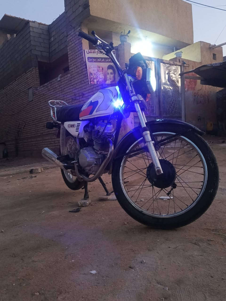 السلام عليكم شباب دراجه للبيع 
موديل 18 أوراق أصولي مكينه حلوة كهربائيات شغاله الدراجه جاهزة مال شغل مداور يم حسين السعر 350 وبيها مجال للشراي مكاني كربلاء الاسكان العسكري شارع الدرة الرقم ***********
