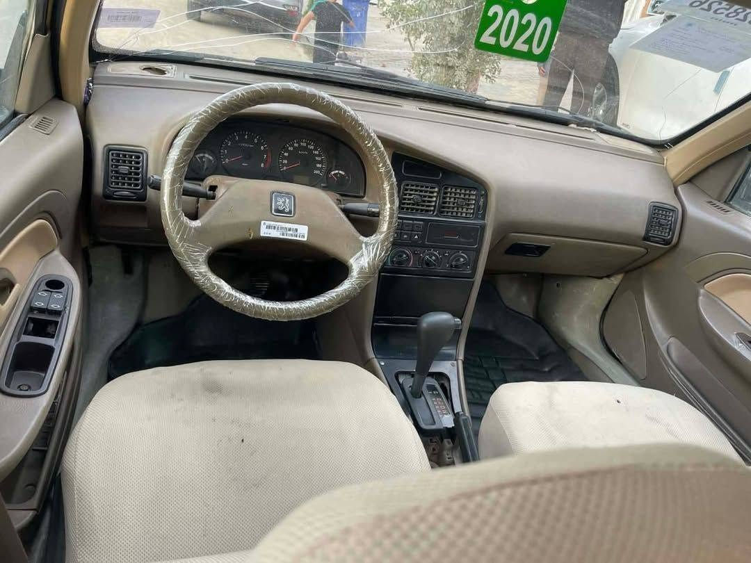 سلام عليكم سيارة بيجو 405 البيع محورة كير ومكينه مال بكاتجو سعر 30 وبيهه مجال استفسار  تصل على رقم ما متواجد على خاص ***********
