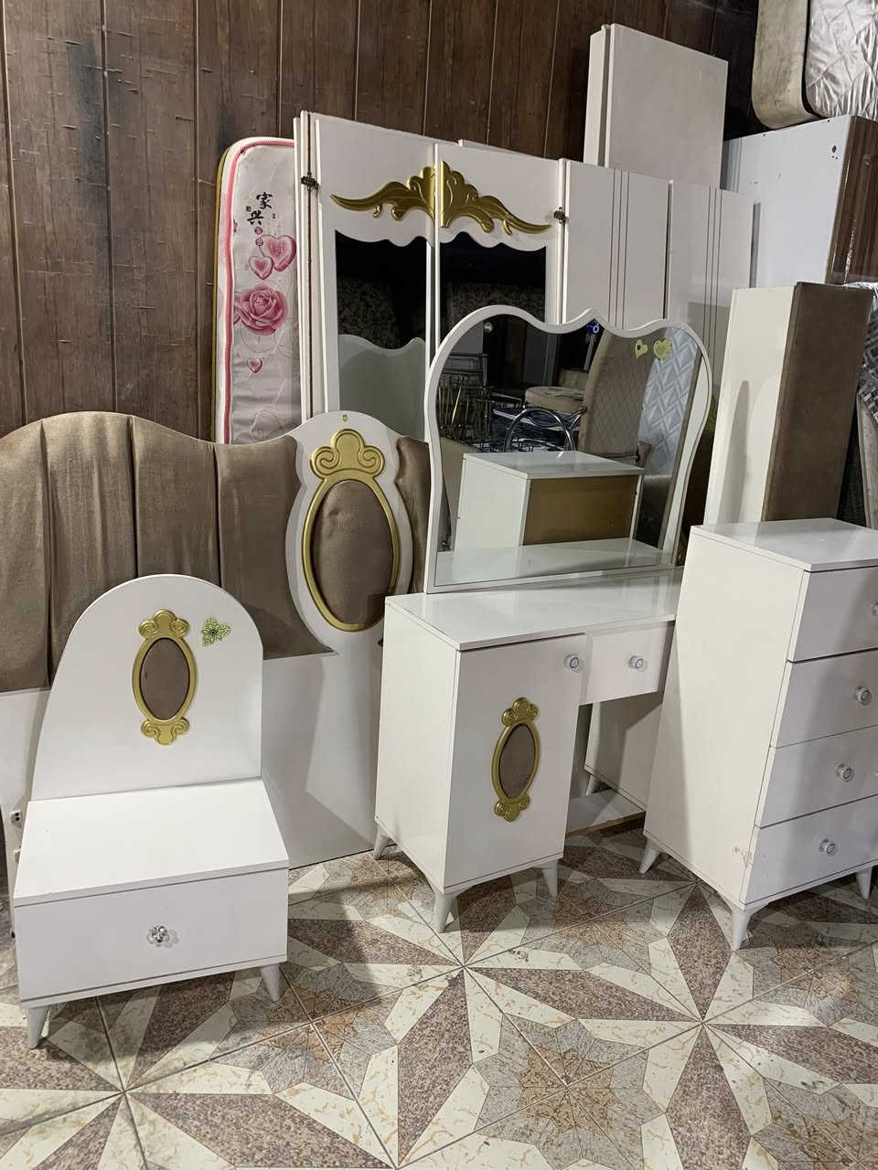 غرفة نوم ابواب داخل الجربابه صوميات مع دوشك اسفنج للبيع
العنوان / كاني كردا  الشارع السايدين مقابل المدرسه التركيه 
رقم موبايل ***********
***********
