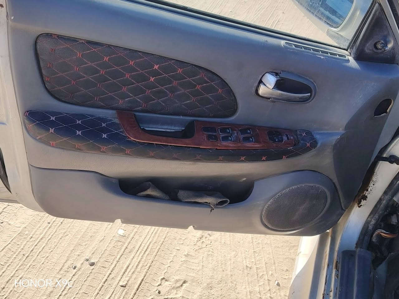 سلام عليكم سيارة سوناتا موديل 2000 سيارة حلوة مكفولة من الضربة او الصبغ سيارة محورة محرك او كير كورلة الكير قبل 3 ايام شديتة جديد  كهربائيات شغالة حدادية 60 بل 100 تايراتهة جدد رقم كربلاء تحويل السعر ب 30 او بيها مجال ***********
