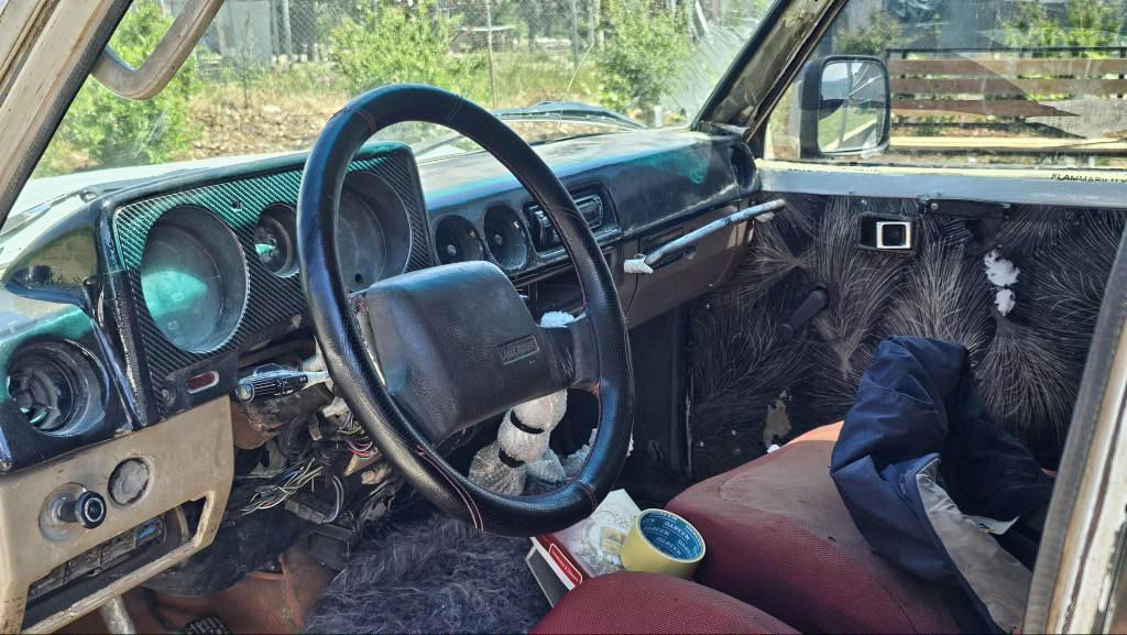 لانکرۆزەر مۆدێل 1985
دەبڵ ئەکسل بە شەرت 
موسو بڕاوەی بە شەرت 
ماڵی مەدەنی و دزیاری بەشەرت
گێڕو مەکینەو کارەبای بەشەرت
سەیارەی ماڵە 
16 گەڵاو معامەلەیەکی زۆر کەم 
لە پیرەمەگروونم 
*********** یان *********** دخان, السليمانية

