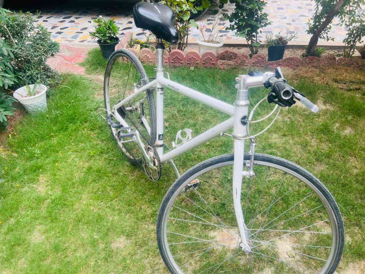 🚴‍♂️ بايسكل Weekend Bikes هجين بحالة ممتازة للبيع 🚴‍♂️
السلام عليكم شباب، متوفر بايسكل Weekend Bikes أصلي بحالة ممتازة جداً ونظيف، وجاهز للاستخدام مباشرة. البايسكل هجين (Hybrid) يجمع بين خفة وسرعة بايسكلات السباق وراحة بايسكلات المدينة، مثالي جداً للرياضة أو للتنقل اليومي.

⚙️ المواصفات والتفاصيل:
 الماركة: Weekend Bikes (الاسم واضح ومكتوب على الفريم بالفوسفوري).
 الهيكل (الفريم): ألمنيوم خفيف وقوي، بلون أبيض مميز وتصميم كلاسيكي مريح.
 نظام السرعات: شيفترات ومكيف سرعات Shimano اليابانية الغنية عن التعريف (تحكم كامل وسلس بالسرعات للمرتفعات والمسافات الطويلة).
 المقعد (الصدر): مريح جداً ومزود بغطاء Riding مبطن لراحة تامة أثناء القيادة لمسافات طويلة.
 الإطارات: رفيعة وانسيابية مخصصة للشارع والأسفلت، تعطيك سرعة عالية بأقل مجهود.
 الملحقات: يحتوي على جك (مسند جانبي) بلادي + قاعدة مطرة ماء مثبتة على الفريم.

📝 ملاحظة للمشتري: 

البايسكل شرط مال حاوية، منزّله حتى ما غاسله، يعني يحتاج غسل فقط وغيره ماكو شي، كامل مكمل من كل النواحي.

💰 السعر والموقع والتواصل:
 السعر: 100 ألف (وبي مجال للشراي )
 الموقع: بغداد - حي العامل
 للاستفسار والتواصل: أبو علي - واتساب فقط على الرقم ⁠***********
