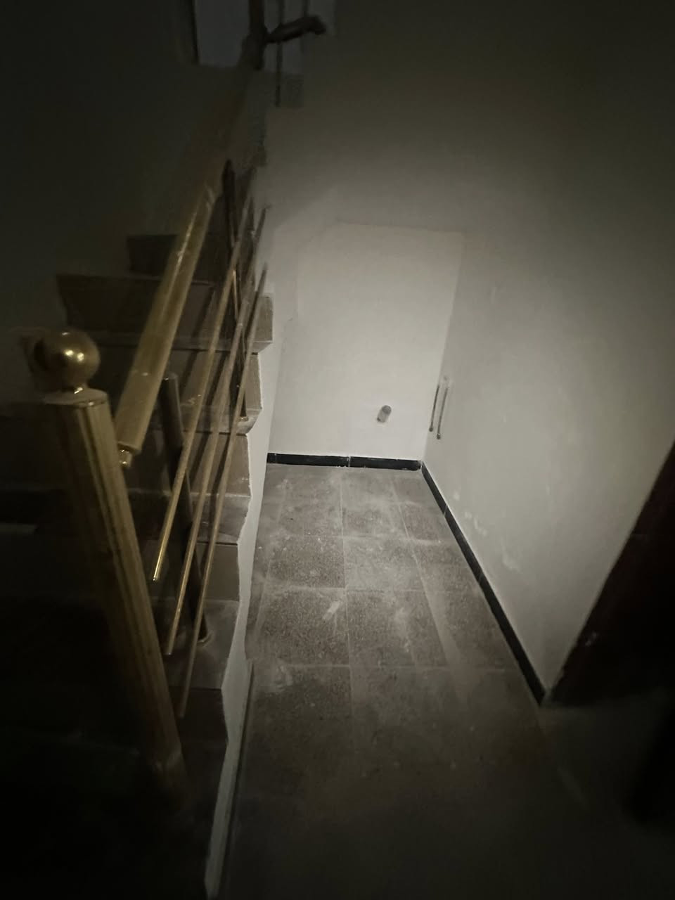 #للايجار______في_____السيديه

بيت مساحه 100 متر نظيف جدا 

يتكون من 

ثلاث غرف نوم مطبخ صاله خدمات صحيه عدد 2 وطرمه صغيره

#الايجار مليون

للاستفسار الاتصال على الارقام التاليه 

***********

***********

***********
