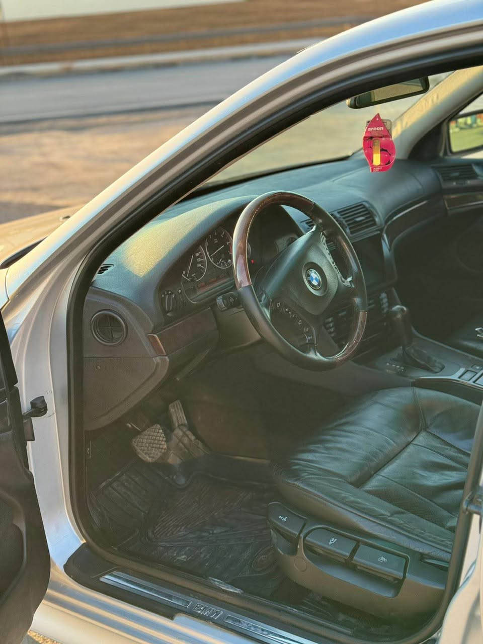 بی ئێم مۆدیل ٢٠٠٢ مواسەفات فولە بەس سلایت نیە  مەنەفیست ئەسلی لەگەلە غرامەی بەشەرت سەیارەکە زۆر خاوینە ٢٠٢٢ داخیل بوە  گیرو مەکینەی بە شەرت پیشو پشتی توندو تۆلە چرکەی تیدانیە مشتەری نی سەرم مە یشینە 
سعری ٨٧
***********
*********** أربيل, العراق
