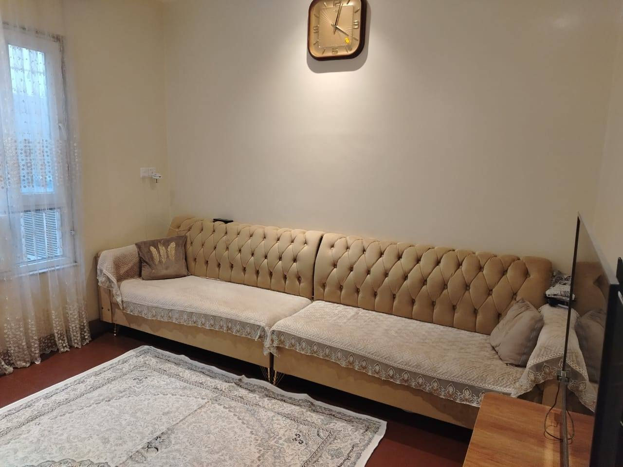 دار للبيع حي الإخاء الأولى قرب مدرسة الإخاء وشارع الحدائق موقع مميز جداً.
*المواصفات:*
- *المساحة:* 135 متر مربع واقع حال (119 متر بالسند)
- *الواجهة:* 8.75 متر شروق ( شارع 12 تبليط )
- *السند:* طابو الزهور سند جديد
- البناء: ارضيات مرمر إيطالي ، سيراميك إسباني ، السقوف جبسن بورد ، الابواب خشب جوز رئاسي.

*التفاصيل:*                مكتب تاج الملوك 
- *طابق ونص:*
    - *الطابق الأرضي:*
        1. كراج 
        2. استقبال
        3. مطبخ 
        4. غرف نوم عدد ٢
        5. صحيات 
    - *الطابق الثاني:*
        1. غرفة نوم عدد ١ 
        2. سطح ناصي وعالي كاشي
        3. بيتونة

*ملاحظات:*
- *البناء:* حديث ومرتب ، أساس رقم واحد، بناء رقم واحد 
- *التنفيذ:* على أيدي صاحب الدار.   ***********/ ***********
