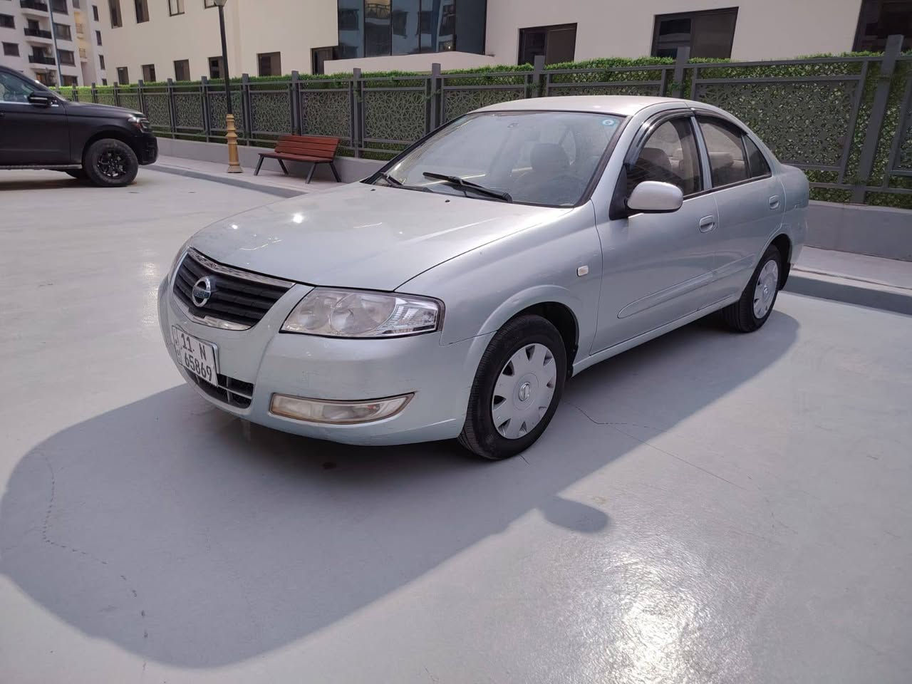 نيسان سني موديل 2007 محرك وكير اوتو وتبريد وتدفىئه مكفولات السعر 80 مكان بغداد منصور  *********** بيه جاملغين صبغ بدون داخل خلفيات
