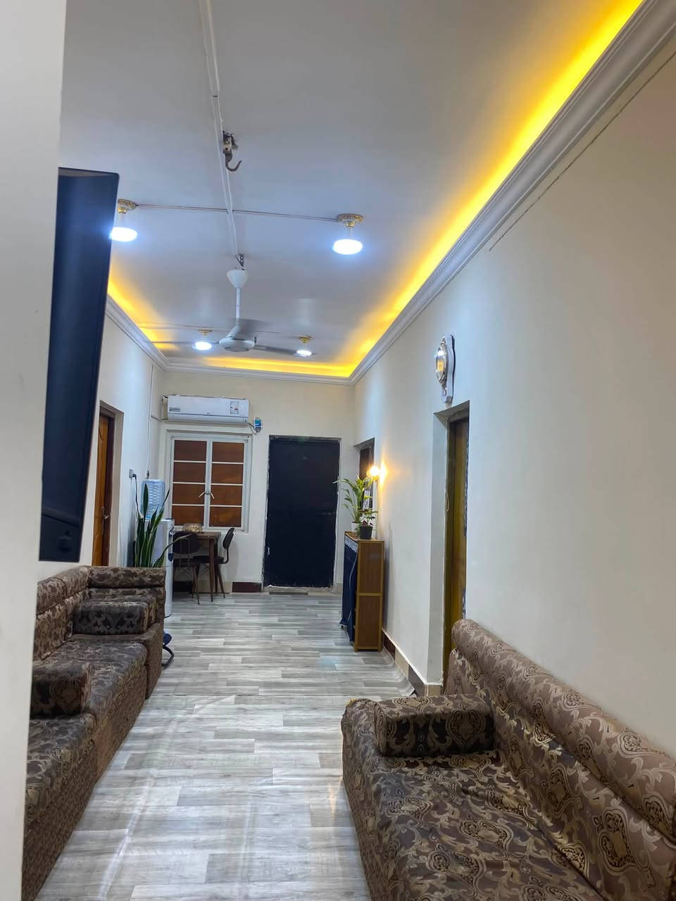 🏡 بيت طابو صرف للبيع .
📍 الموقع: المعقل – الحي المركزي، مقابل حسينية، وبالقرب من مستشفى الموانئ.

📐 المساحة الكلية: 240 م².
واجهة البيت  12 م. 

مواصفات البيت:

* الطابق الأول: 4 غرف، صالة، ديوانية، وحمّامان.
* الطابق الثاني: غرفة مع حمّام.
* بالاضافة الى وجود مشتمل صغير مستقل ومعزول عن البيت ومؤجر حالياً، مما يوفر دخلاً إضافياً.

✅ جميع الخدمات متوفرة (ماء، كهرباء، تبليط ، مجاري).
✅ قريب من المدارس الابتدائية والإعدادية للبنات و الاولاد ، بالإضافة قريب على مدرسة دولية.
✅ قريب من أهم الخدمات 

💰 السعر: 380 مليون و قابل للتفاوض

للاستفسار تواصل مع   ***********
***********

