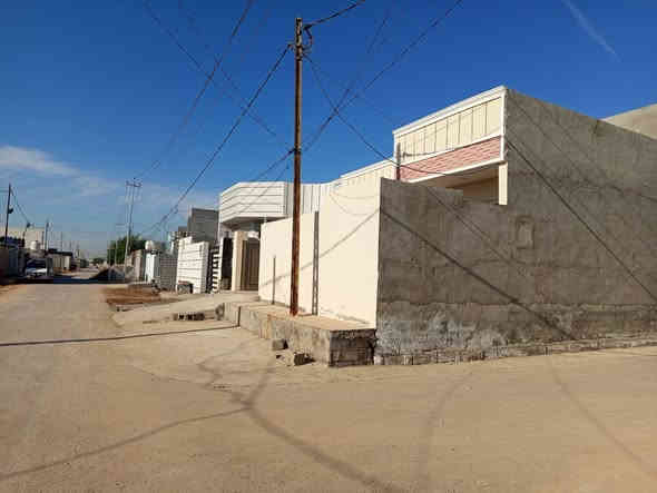 دار 220م ركن للبيع طابو زراعي سند 25 مكاتبه ووكاله بناء حديث تبليط  وكهرباء وماء وخط مولد شارع 10م منطقة سكنية متكاملة استقبال كبيرة وصاله ومطبخ وغرفتين نوم وحمام وصحيات وبيتونه كبيره ممر جانبي وخلفي كراج سيارتين ام العضام طريق السدة أو طريق مقابل مستشفى الرازي فرع جامع ابراهيم الخليل السعر 105 مليون وبي مجال للشراي للاستفسار خاص او ***********
