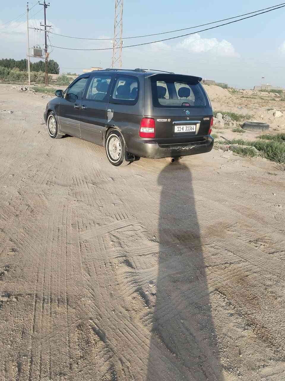 كيا كرنفال موديل 2000 محدثه 2005 سياه جاهزه رقم ***********
