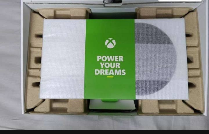 متوفر اكسبوكس سيريس اس مستعمل نظيف وممفتوح وكامل الملحقات بالكارتونة
السعر 400000 للاستفسار ***********
