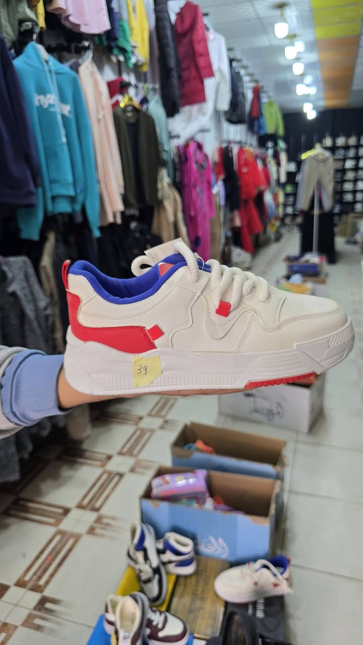 عروض عروض سعر قطعه فقط (8000) وهم توصيل مجاني وين اكو هيج احذيه ام الى 20 الف واكثر بس ب ٨ الف تصفيه محل اخذنها شلعه كلها اصليه وماركه كل قطعه قياسها موجود عليها اذا تاخذ قطعتين ب 15 يكرم الله احذيه كلها اصليه وجديده جديده غير مستخدم اوربيه وبيها مال باله  هم جديد 
عنواني قرب العسافي مجاور باندا تابعونا ع فيس اكشخ ابلاش   
وع تيكتوك (عبدالرحمن العبيدي )
للحجزز ارسل قطعه ع واتساب وتصلك نفس ليوم 
(***********)
