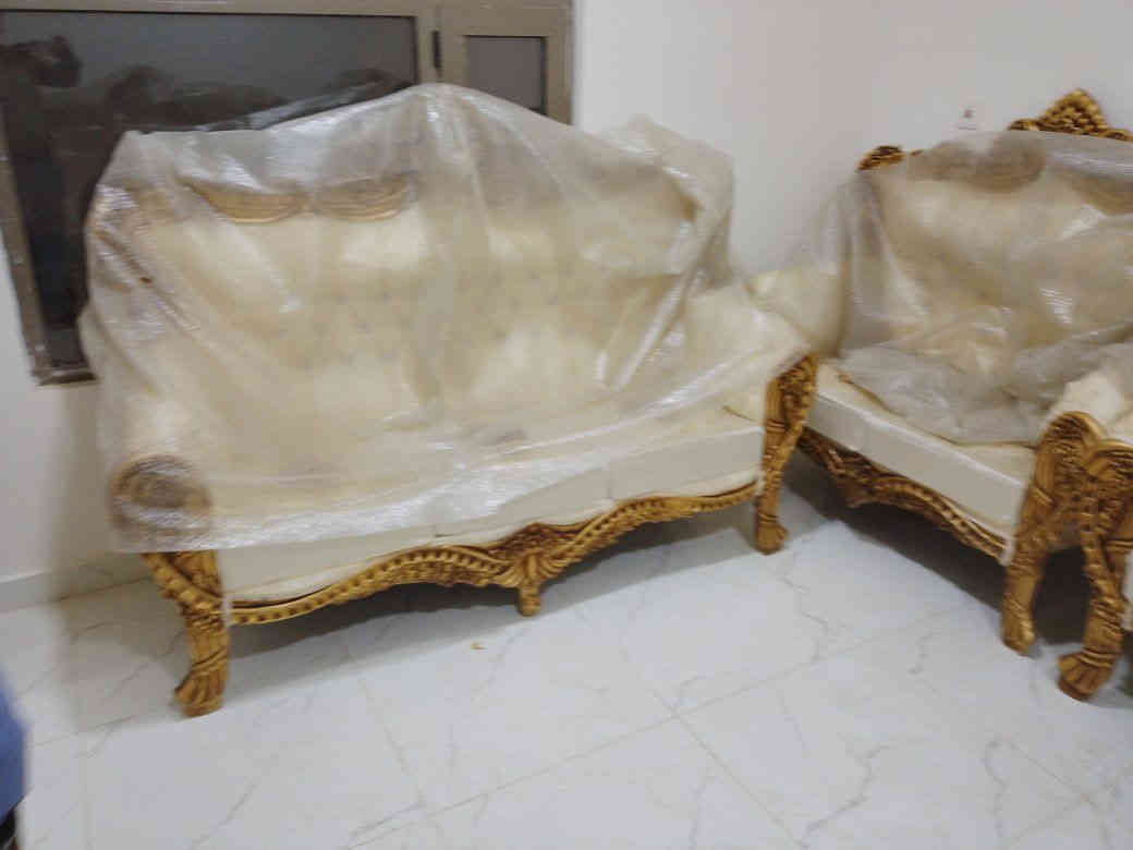 من رخصة الادمن 
جديد مامستعمل قنفات ملكية تخم ونص 14نفر ثلاثيات ٢ وثنائيات ٢ وكراسي ٤ السعر مليون ومية 
العنوان مجمع الأميرات الثاني 
استفسار اتصل على الرقم *********** بي واتس اب
