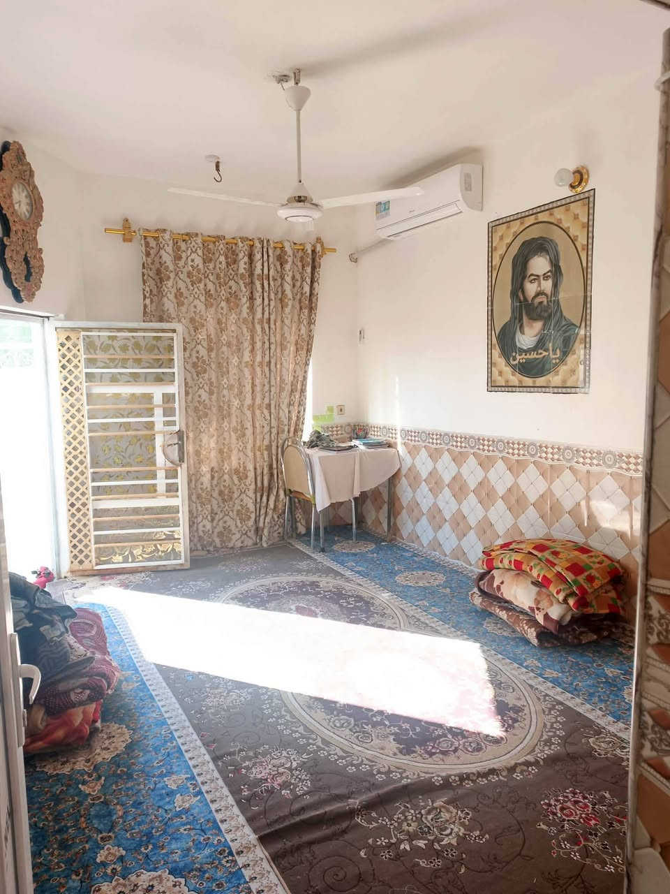 بسم الله 
. للبيع دار، مساحته 110متر.، الموقع بابل محاويل ـ حي الزهراء مقابل المعسكر. 
دار سكني كامل المواصفات يتكون من غرفه نوم +مضيف+هول+مطبخ+صحيات داخل وخارج.. ارضيه بورسلين درجه اولى وجدران سيراميك كامل 
يبعد 500متر عن شارع حله بغداد  مدارس +مولد بصفك.  وكهربا وماء اساله 
بناء حديث ب2022
الاستفسار اكثر 
***********
ومتواجد على ماسنجر
