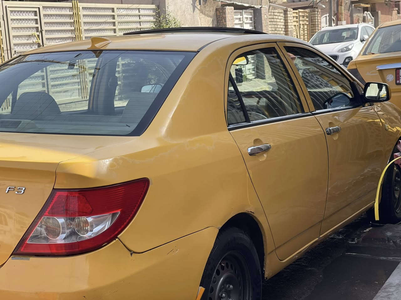 السلام عليكم BYD F3 2013   مكفوله كفاله عامه من ضربه وصبغ وتبديل وحتى من البارد عدا هاي الي موضحه بل فديو سياره دعامياتها كفاله شرط تاخذها للسونر سياره جديده مكينه وكير جدد سياره ماشيه 146 حقيقي سياره ممتعوبه ولا مشتغله تكسي سياره مينصرف عليها ربع رقم بغداد انكليزي تحويلها مباشر سنويتها جديده سعرها 57 وبيها مجال مكاني بغداد 
رقمي ***********
