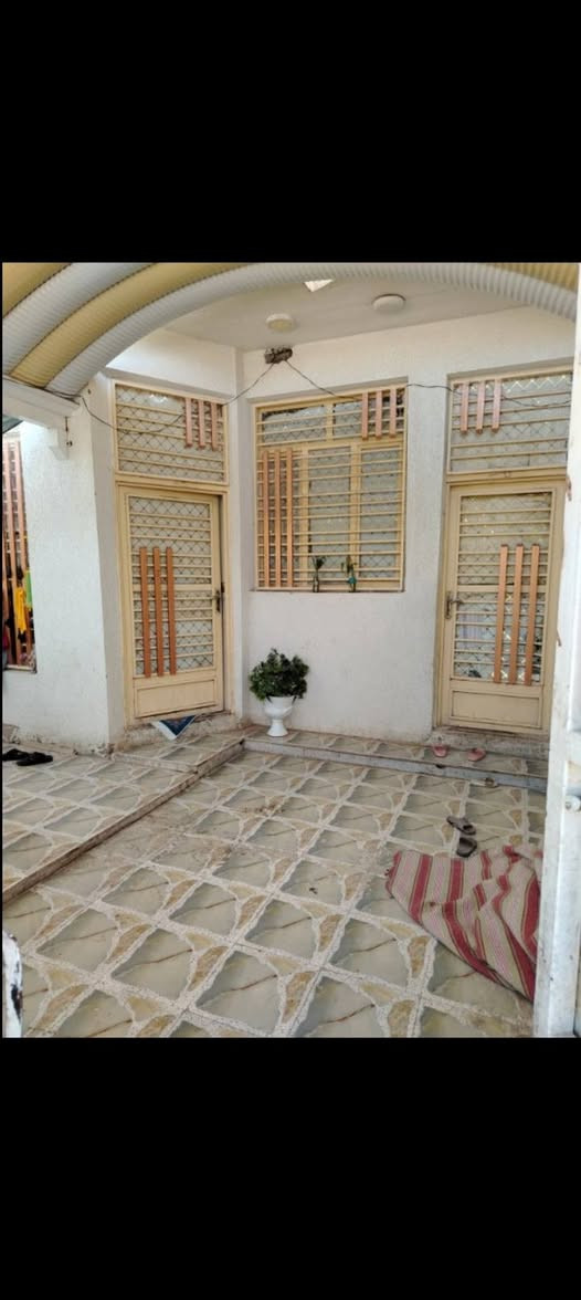 سلام عليكم
بيت للبيع 🛑🛑
طابقيين المساحه حه ١٣٨ ونص 
الطابق الأول استقبال غرفه وحمام ومنور ومطبخ بارد وحار
الطابق الثاني غرفتين وغرفه  وصحيات كامله ومنور
الموقع الماجديه شارع الملعب
للاستفسار
شارع 20
***********
