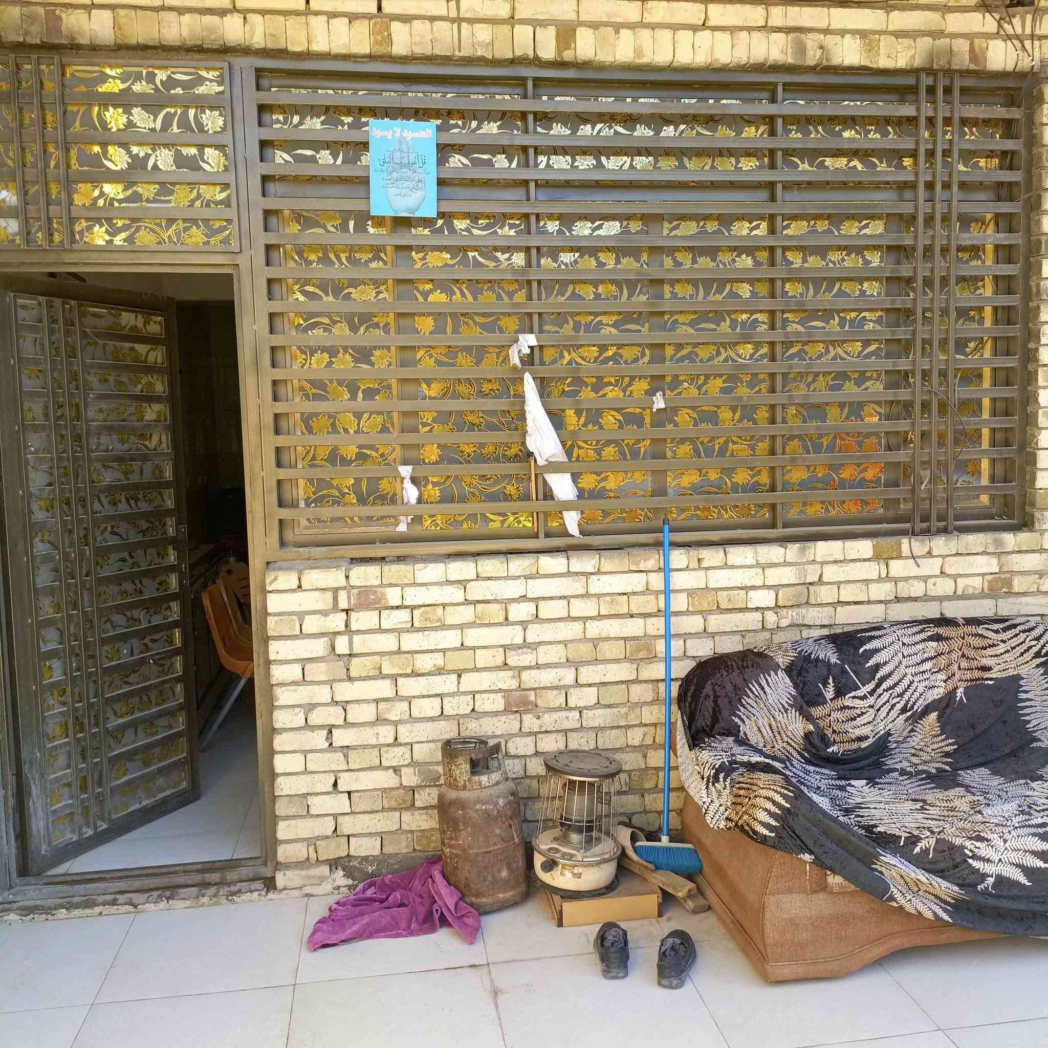 بيت جديد  درجة اولى للبيع ٢٠٠ متر قطاع ٣٠ قرب السايدين  طابقين الطابق الاول غرفتين وصاله واستقبال ومجموعتين صحتين كله سيراميك  ومطبخ حار وبارد 
الطابق الثاني غرفتين ومجموعه صحيه صب كونكريت درج دوار
السعر ٤٠٠ مع المجال 
للاستفسار الاتصال على الرقم ***********
