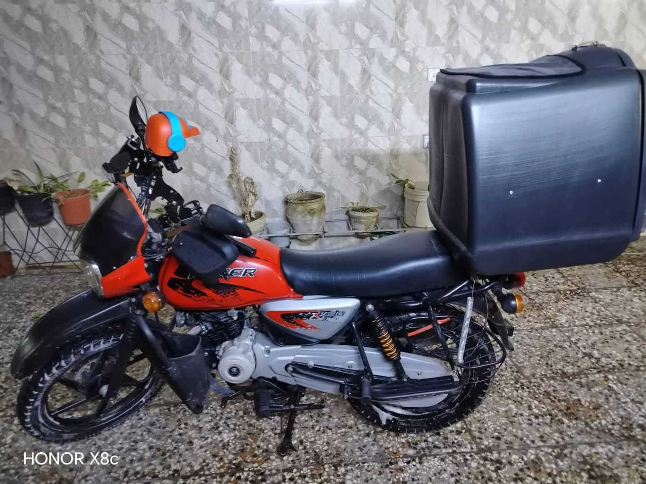 السلام عليكم بوكسر للبيع موديل 23 للبيع بدون أوراق مكفولة من السرقه والعشائر الدراجه مجفته عنواني الحريه رايدها مليون 200 الشراي يتصل والدراجه كدامكم ***********
