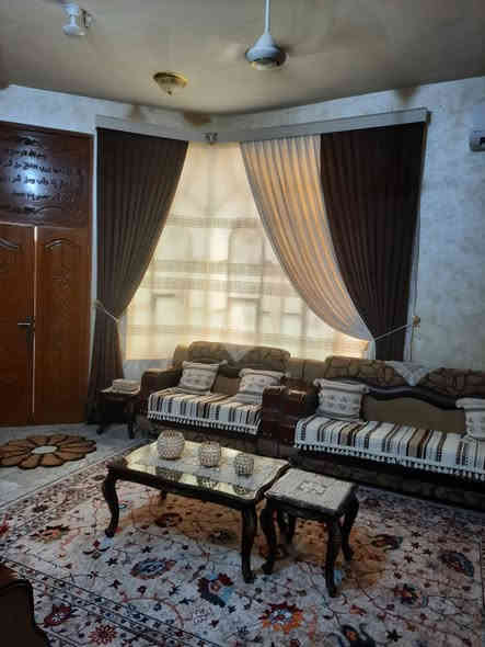 مستعجل ع البيع 
بيت للبيع السعر جداً مناسب + موقع مميز 

مساحة ١٥٠ متر طابقين كونكريت مسلح 
الطابق الاول : غرفة - مطبخ - صالة - استقبال - صحيات داخلي وخارجي  
الطابق الثاني : غرف عدد ٣ - صالة - صحيات 
الموقع : شارع ٣٠ خلف مؤسسة الشهداء 
السعر 270 واكو مجال بسيط للتفاوض 
واتساب ***********
