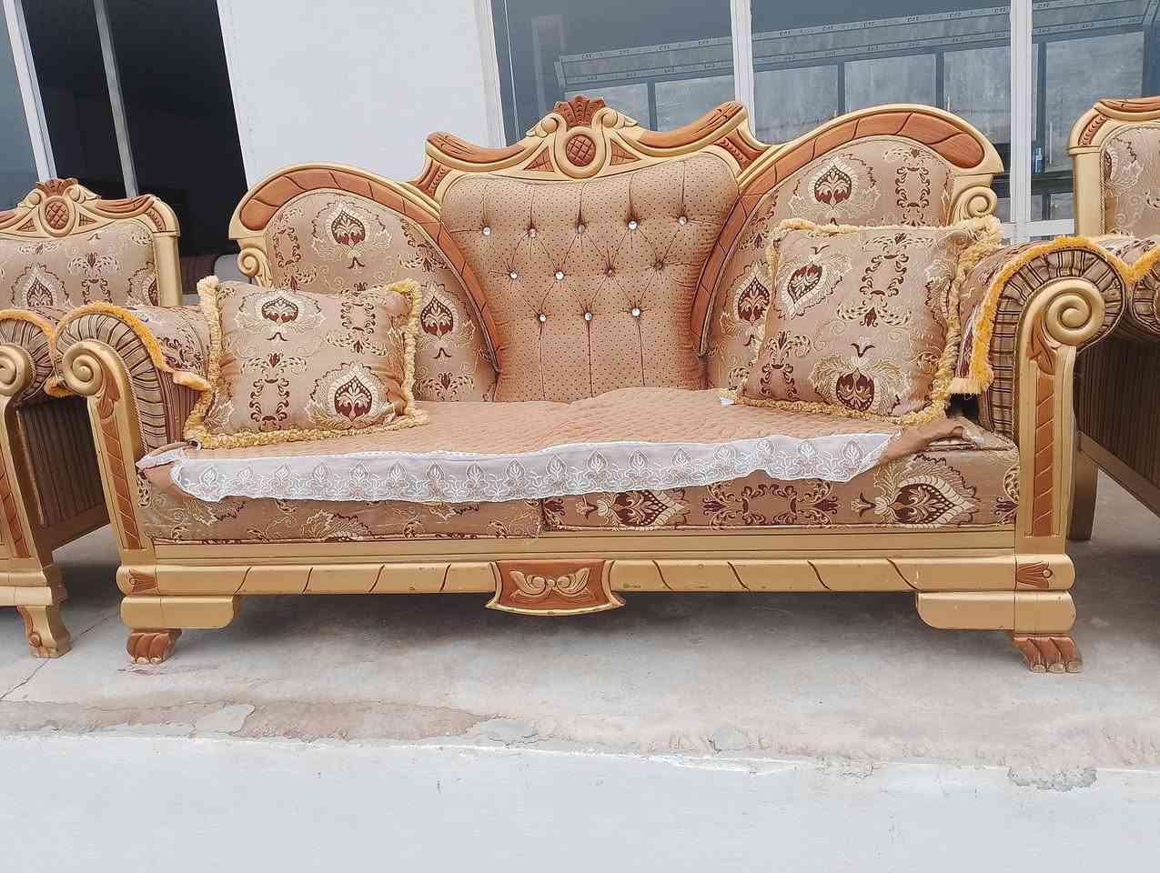 معرض الأمير للاثاث المنزلي طخم ملكي 10 نفرات 6 قطع مستعمل نظيف ومرتب بسعر مناسب متوفر بالقصد وبالنقد للاستفسار اكثر الاتصال على الأرقام 
الموقع بالقرب من مفرق الشورة الشارع العام
***********📞
***********📞
***********📞
