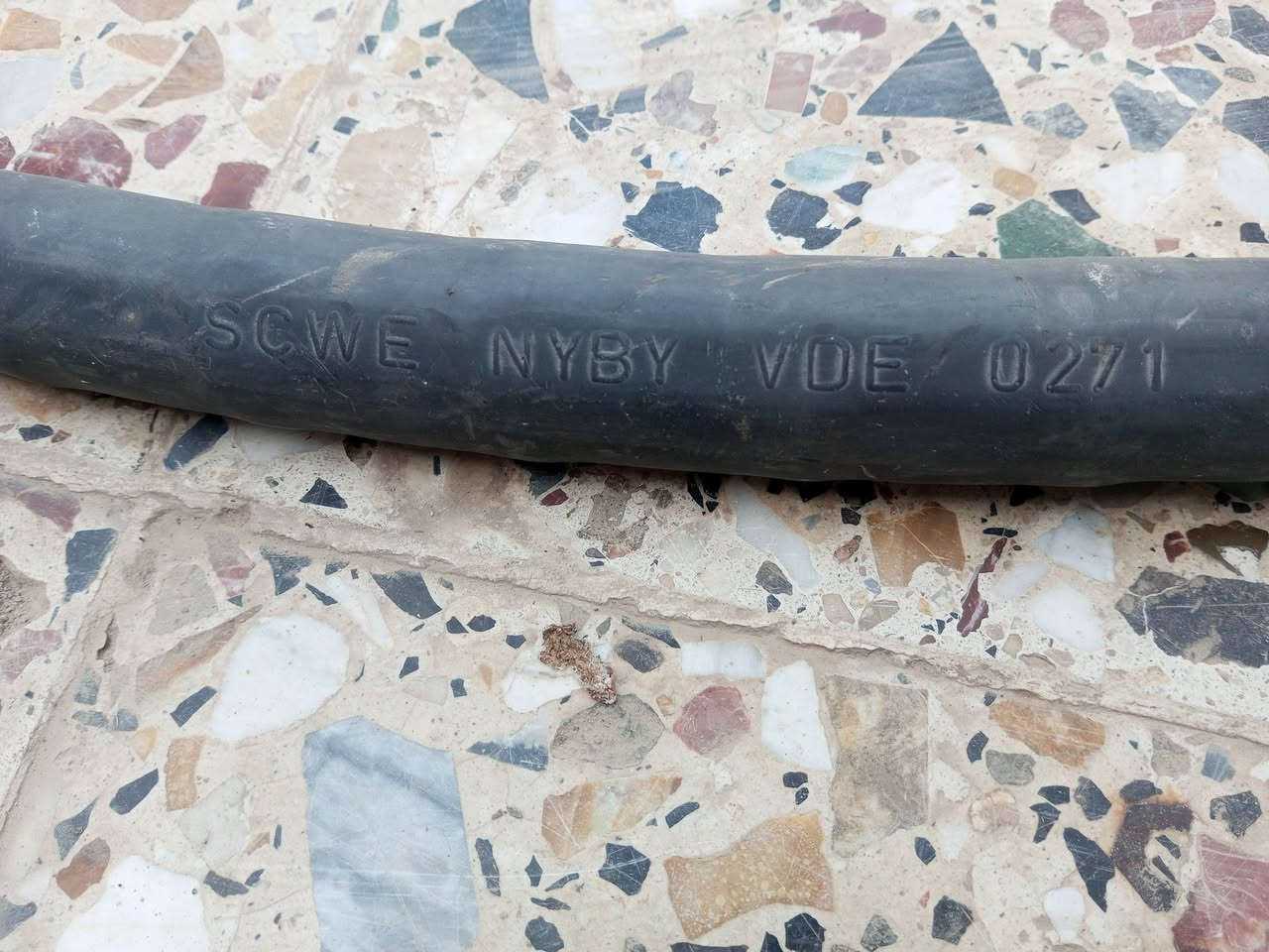 السلام عليكم عندي قطعتين كيبل واحد تقريباً 4×25 أو 4×35 طوله 11 متر 40 سم قطعه ثانيه 8 أمتار ***********
