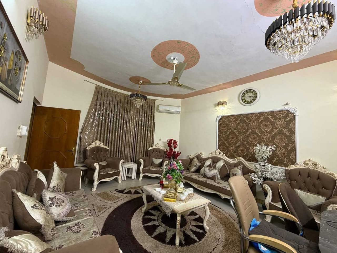 يعلن مكتب عقارات النورين عن وجود دار للبيع البصره كوت الحجاج مساحة 250 متر وجه 12 ونص طابقين يحتوي على 5 غرف نوم وصاله وستقبال ومطبخ وصحيات وكراج الطابق الارضي بناء 2008 والطابق الثاني بناء 2016
تفاصيل اكثر مراجعه عقارات النورين او الاتصال ***********
عنوان المكتب الطويسه شارع السوق القديم مجاور معرض الرائد لسيراميك
