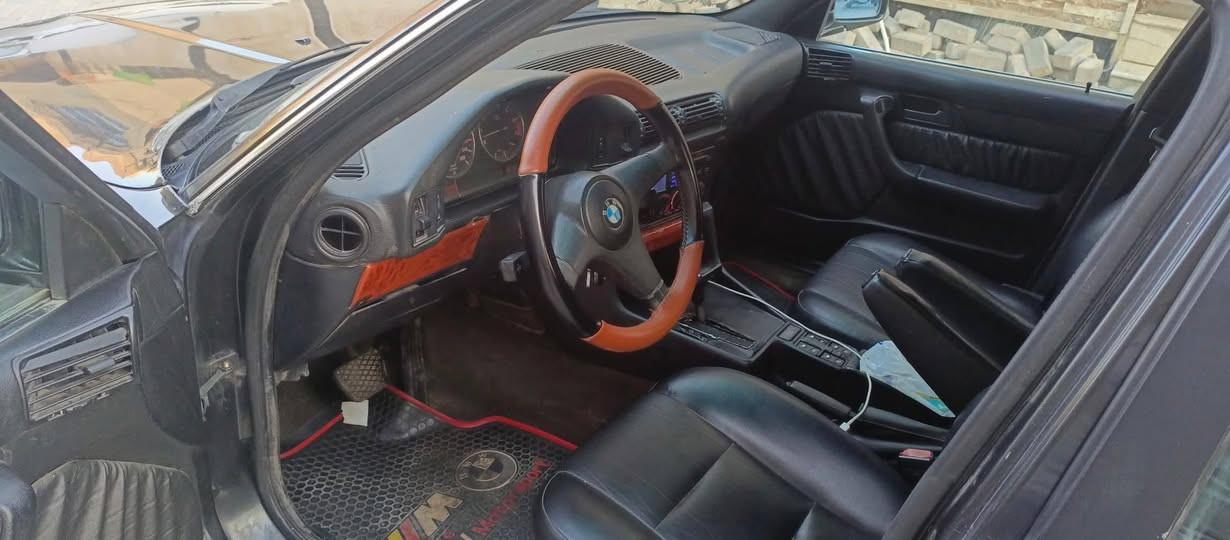 السلام عليكم 
BMW للبيع 
موديل 1992 525 أصل مكينة مسكر عدله كير أوتوماتيك رقم دهوك  هزه وسنويه جديده تبريد شغال داخل جلد برده خلفيه فتحة سقف شغاله 
السعر 58 وبيها مجال للتواصل خاص ماسنجر


**إذا كنت صاحب هذا الإعلان وتريد حذفه لأي سبب، رجاءا أرسل رسالة إلى الدعم الفني**