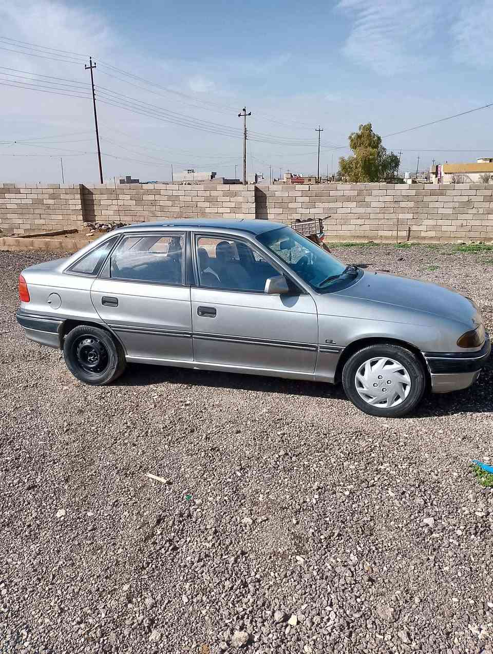 السلام عليكم استرا صندوك  للبيع صبغ جمالية فقط بدون ذرر بشرط موديل 92 رقم مصطرة وهزتها بعدها.مو صاقطة  باسمي اني الشرعي شرط التحويل مكاني كوكجلي. السعر 48 وبيها محال بصيط السيارة ما تصرف عليها ولا درهم جاهزة 
***********
