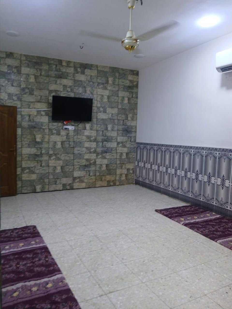 دار  طابقين مساحه ١٢٠ متر في حي الصديق واجهه ٩،٥م نزال ١٣م بطن الركن ( رقم العقار ٨٢٨ )  شارع ١٠م بدايه المنطقه...يحتوي على ٣ غرف نوم مع استقبال مع مطبخ مع حولي مع مناور مع خدمات
مكتب الشاكرين للعقار 
***********📲
***********📞
ابي غريب-حي الصديق-الشارع الرئيسي..
