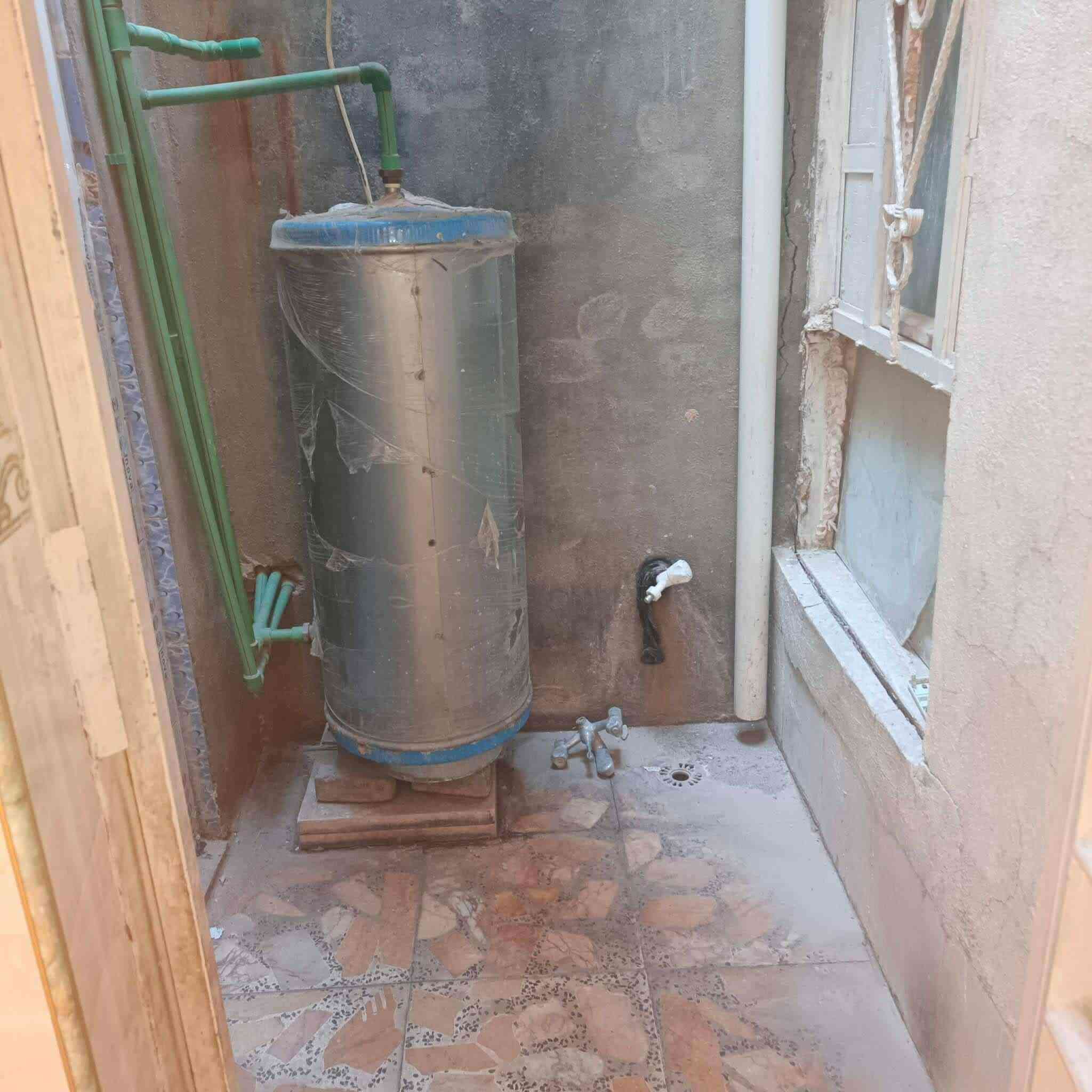 عرض 146
بيت 75 متر للايجار ⭐👍 
حي العسكري منطقة 6 آلاف  قرب مدرسة بلاط الشهداء 🌿🌿
بي غرفة وصاله ومطبخ واستقبال وتخاريج كما موضح بالصور 👀👀
سعر الايجار 250  الف💸💸
الص


**إذا كنت صاحب هذا الإعلان وتريد حذفه لأي سبب، رجاءا أرسل رسالة إلى الدعم الفني**