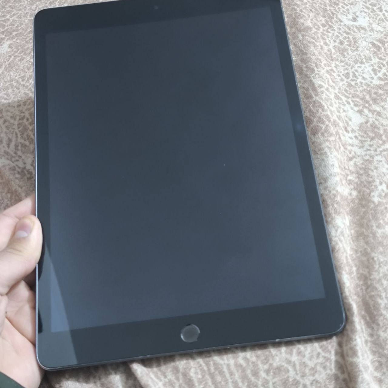 ايباد ٩ للبيع ذاكره ٢٥٦ غراضة كاملة الشاحن والكارتونه ماصار هواية من اخذته جديد بس الضهر مشخط حتة مابي خسفة أو شي بس مشخط وما مئثر علي ابد السعرب ٣٥٠ وبي مجال
+964 785 623 4111 اني مكلف اتصلو علئ هذا رقم
