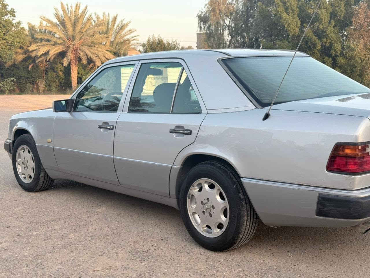 السلام عليكم للبيع فقط مارسدس دب رقم بغداد 1992بسمي مكينه 300بلاد قبق اسود  سياره جاهزه وبلاد مكفوله من الضربه والخياس مصبوغه جماليه فقط دواخل مامصبوغه قواعد االدبلات سليمه  كهربائات بلاد السياره جاهزه ومكفوله من الضربه ماعدا صبغ الجماليه السعر 78$ المكان الديوانيه ***********
