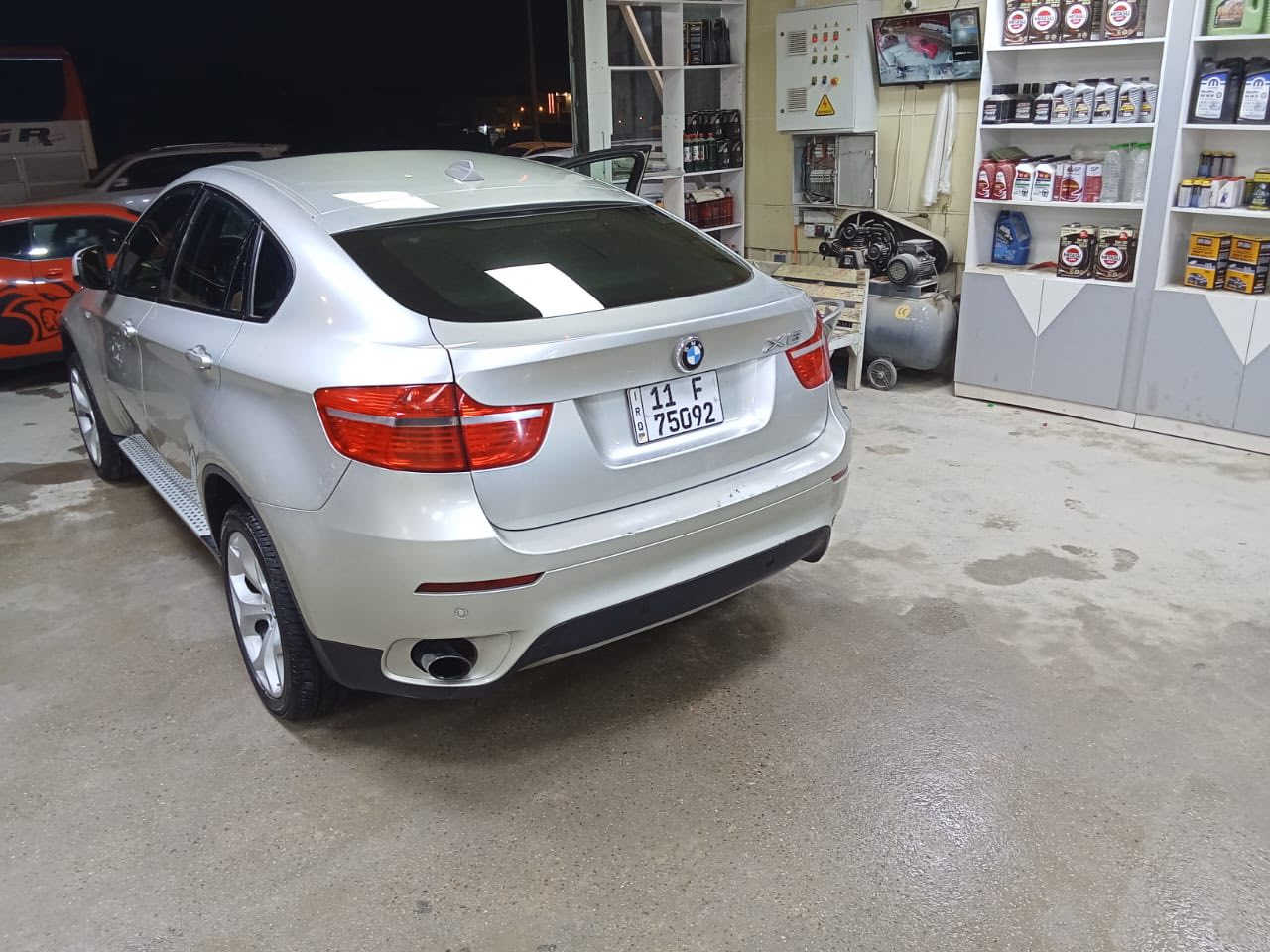 السلام عليكم.. للبيع bmw x6 موديل 2010 رقم بغداد 6 سلندر توين تيربو المكينه كاسره بستم شغاله وتمشي بسرعه محدوده سعر السياره ١٠٠ قفل (مكلف بالنشر) رقم صاحب السياره. ‭٠٧٧٧ ٠٩٩ ٢٧٣٨‬
