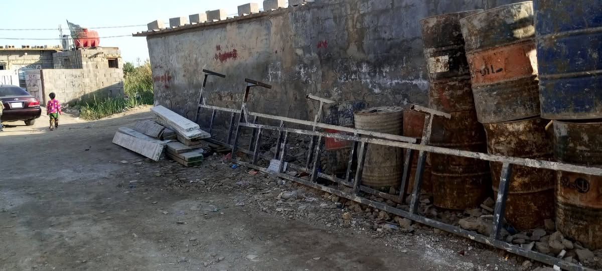 سلام عليكم
سكله للبيع نظافتها 85% 
تحتوي على اغراض انواعها 
قفاز =1
حادله=1
درينات=2
عرباين=4
جكات=5
الدرابات=47
سكله=52
براميل حديد=17
براميل ماي=4
العنوان محافظه ميسان 
رقم الهاتف ***********
