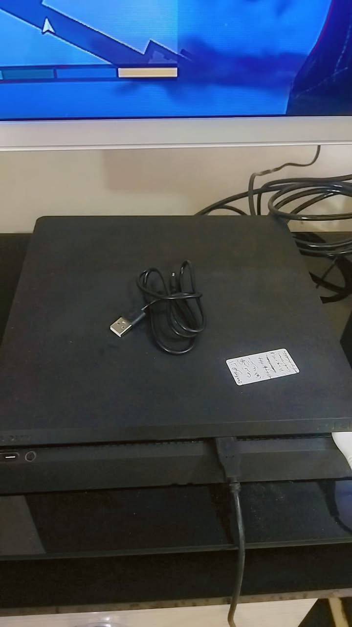 السلام عليكم 
PlayStation 4 slim
للبيع 
بلي فور سلم مهكر 
نظيف لوك الألعاب مبينه بلصوره 
ويا ٣ يدات 
السعر ٢٨٠
