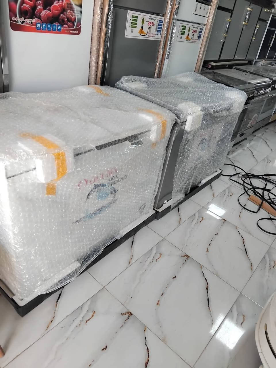 السلام عليكم 
مجمده جديد نوعية توسوت حجم 14 ضمان سنه سعر 300
مجمدة جديد نوعية هيتاشي حجم 6 ضمان سنه سعر 150
مكان بعقوبه شارع تحرير بهزر مجاور قاعات بيانو مقابيل مستشفى الحياة استفسار ***********
