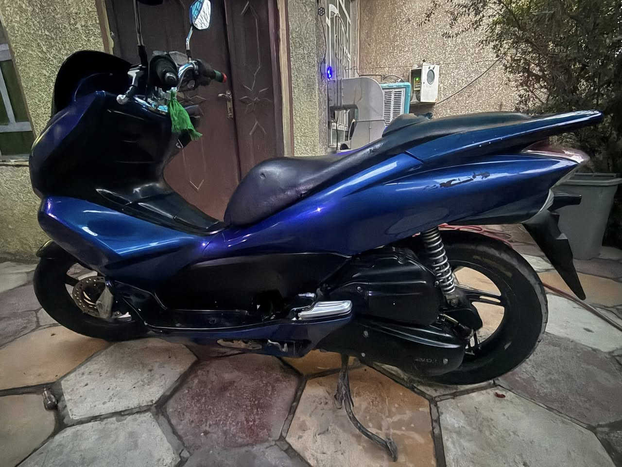 السلام عليكم PCX للبيع ياباني. شغاله نكره سلف  بس بيها مشكله من فتح سويج فيت بم ميفصل  بس هاذا مشكله.  الـسـعـر 950 بيه مجال قليل مكاني العبيدي  رقم***********
