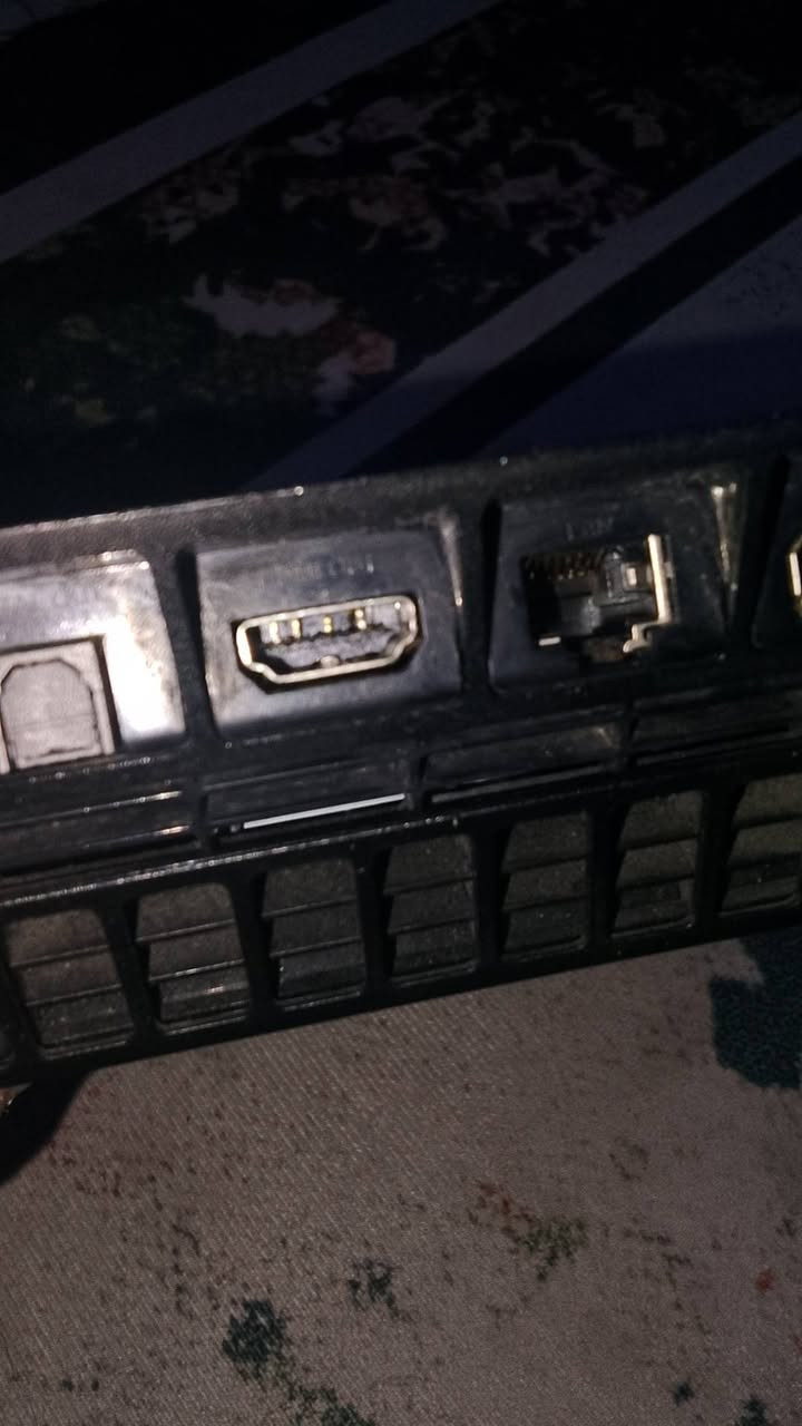 بلي فور فات مهكر معه 8 لعاب  معه جوستك جديده في كارتون و ملحقات فقط بي خلل بسيط كلش  الي بل فلاش صوره  HD الي طلع صوره خربانه يرادلهه تبديل  رحت السوق كالو جديده30 آلاف تبديل وو جهاز نضيف كلش سعره250 بي 220  اتصال على رقم ***********
