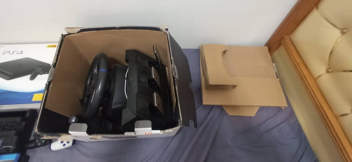 سلام عليكم من رخصة الادمن 
بلي 4 سلم اون لاين نظيف جدا مستخدم قليل حتى 
الكارتونة بحالة جيدة جدا 
مع دركسيون pxn v9 Gen 2 
هم مستخدم قليل نظيف نقاصه فقط تثابيت 
ويا اقراص 3 
ذكروا موتور فيست 
GTA 5 PREMIUM 
كول اوف ديوتي مودرن وورف 
كلهن بحالة ممتازة 
ويا قاعدة تبريد 
مع يدات 2 
سعرهن 415 الف وبيها مجال 
الرقم *********** واتساب
