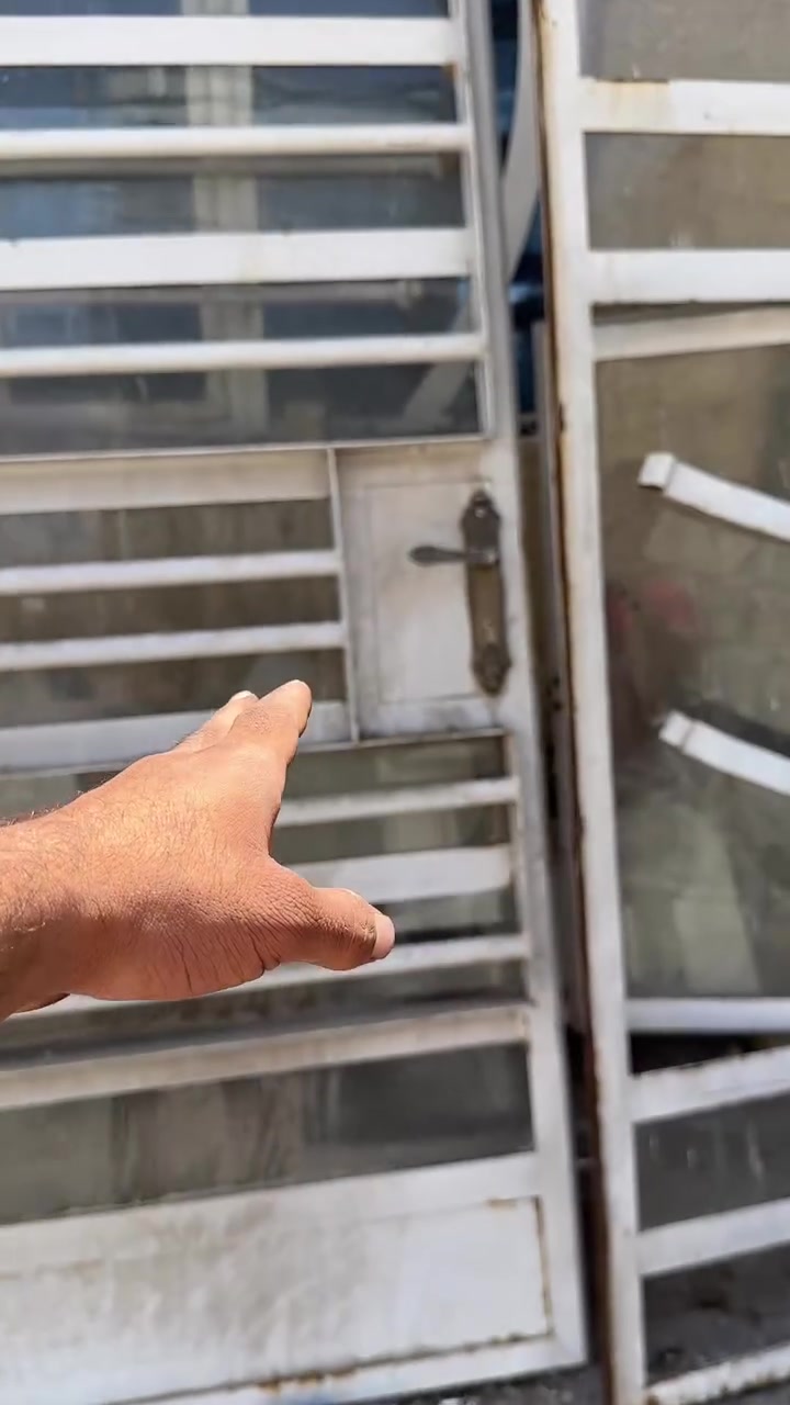 سلام عليكم باب  نضيف جدا نقص بس جرجوبه.  //وشباك  للبيع. السعر 75


**إذا كنت صاحب هذا الإعلان وتريد حذفه لأي سبب، رجاءا أرسل رسالة إلى الدعم الفني**