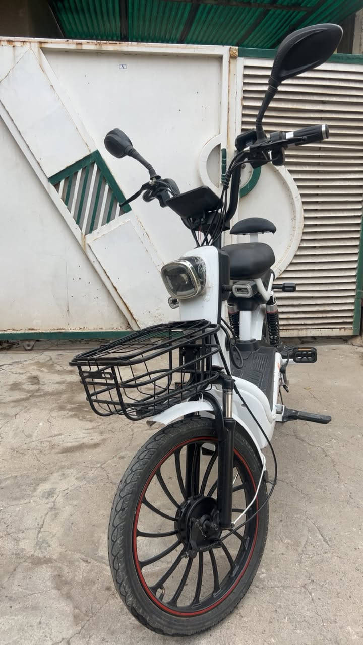 بايسكل شحن حجم 20
لون ابيض 
5بطاريات
نشره على الجوانب RGP متغيره
يجي ويا شحانته
سويجين وبصمتين تشغيل عن بعد
ب350 قفل 
مكاني حي العدل للتواصل 
***********
