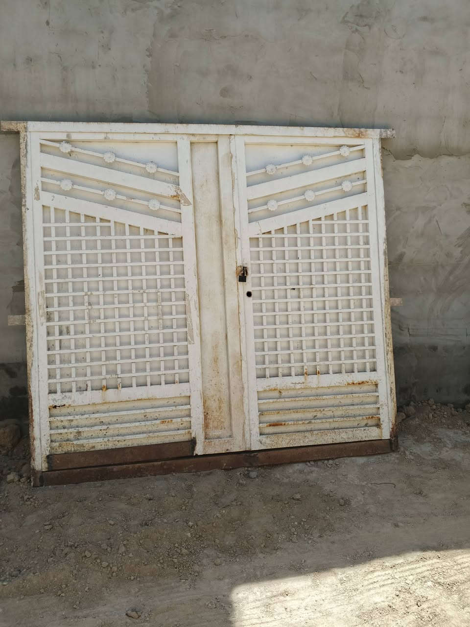 السلام عليكم باب طلاكتين ثقيل كلش ونضيف سعره 150 اليريده بخدمته مكاني شطره عالحولي ***********
